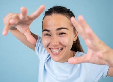 Sorriso perfeito após tratamento com aparelho ortodôntico Sorriso perfeito após tratamento com aparelho ortodôntico