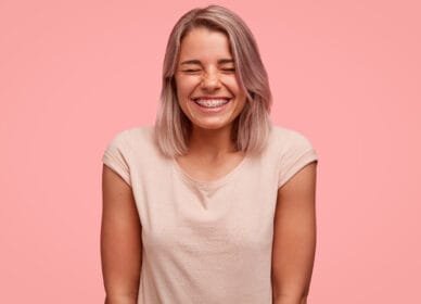 Gestante sorrindo durante consulta de pré-natal odontológico em Porto Alegre Gestante sorrindo durante consulta de pré-natal odontológico em Porto Alegre